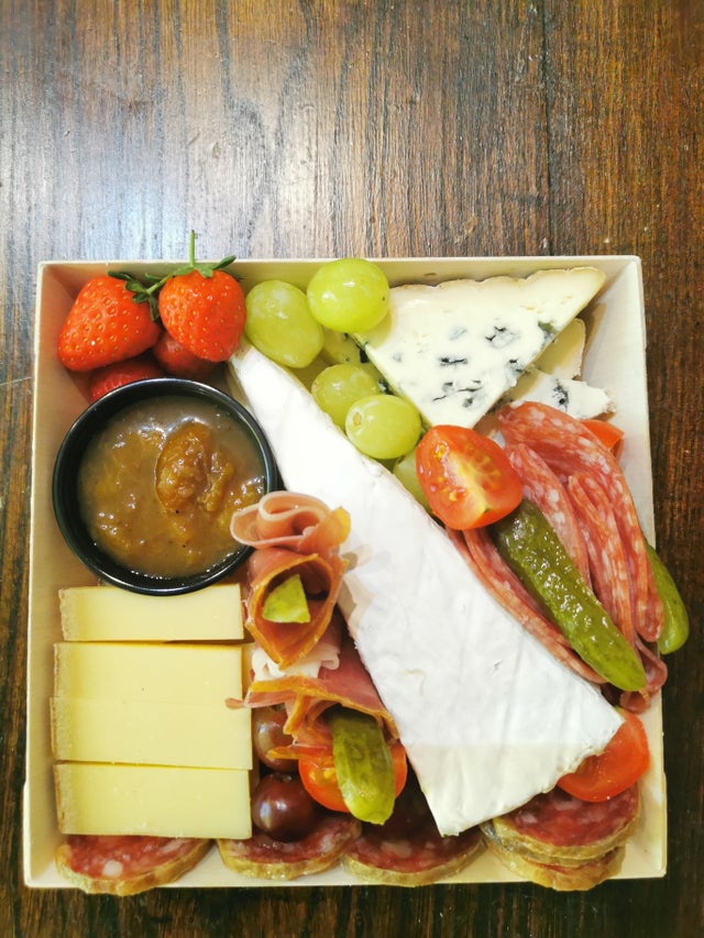 Petit plateau de fromages et charcuteries