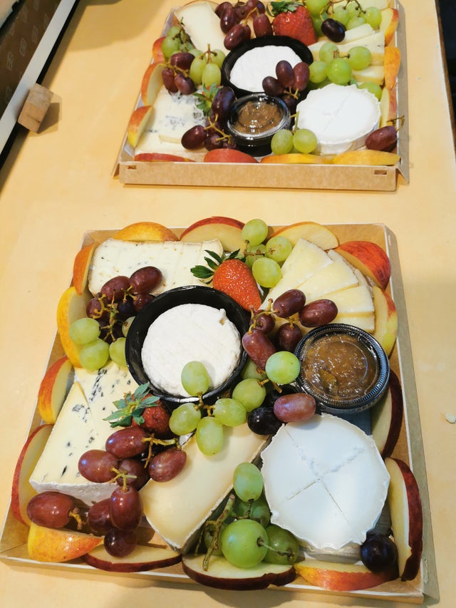 Medium Continental Cheese Platter (4-6)